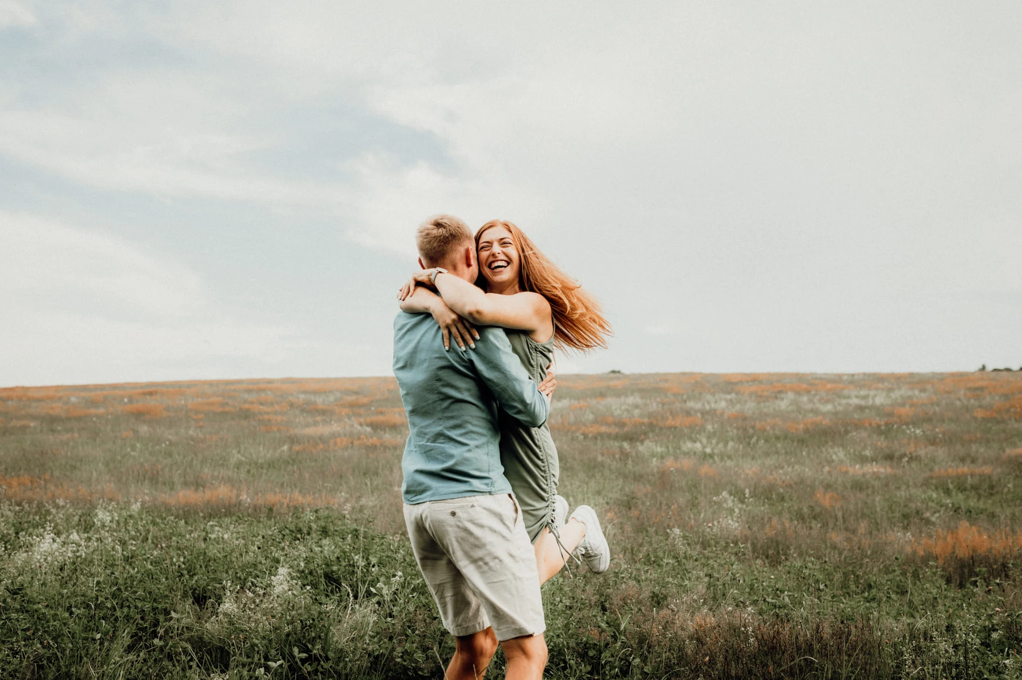 Romantická párová fotografie s jemnou atmosférou